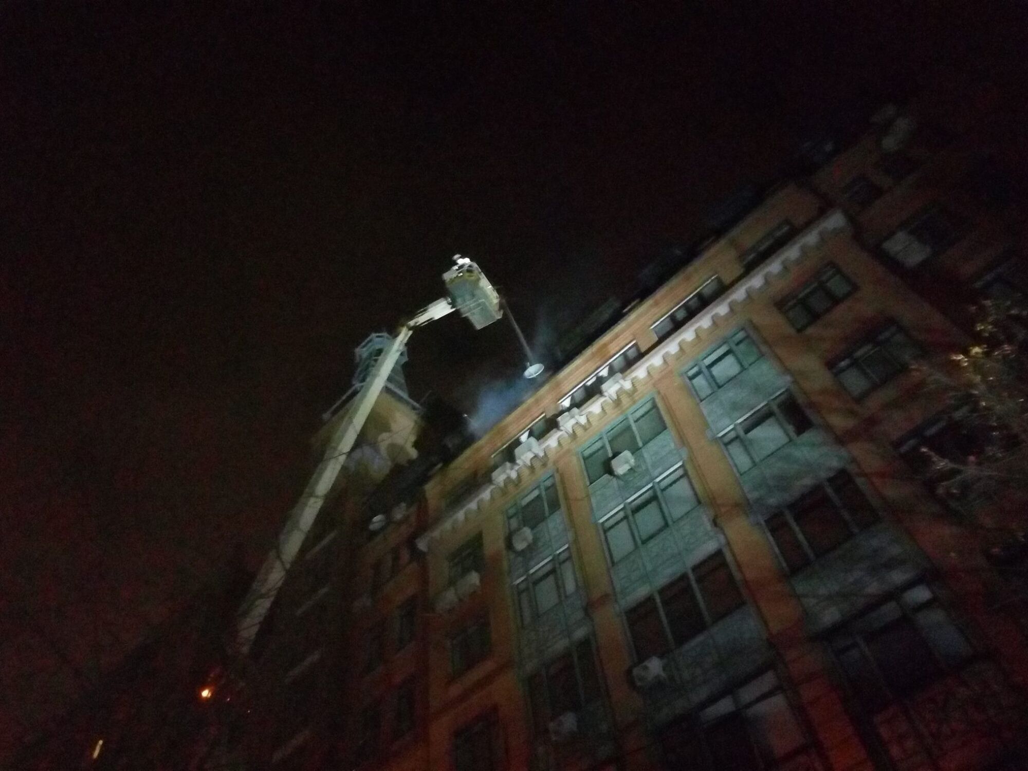 В центре Киева масштабный пожар охватил жилой дом: опубликованы фото и видео
