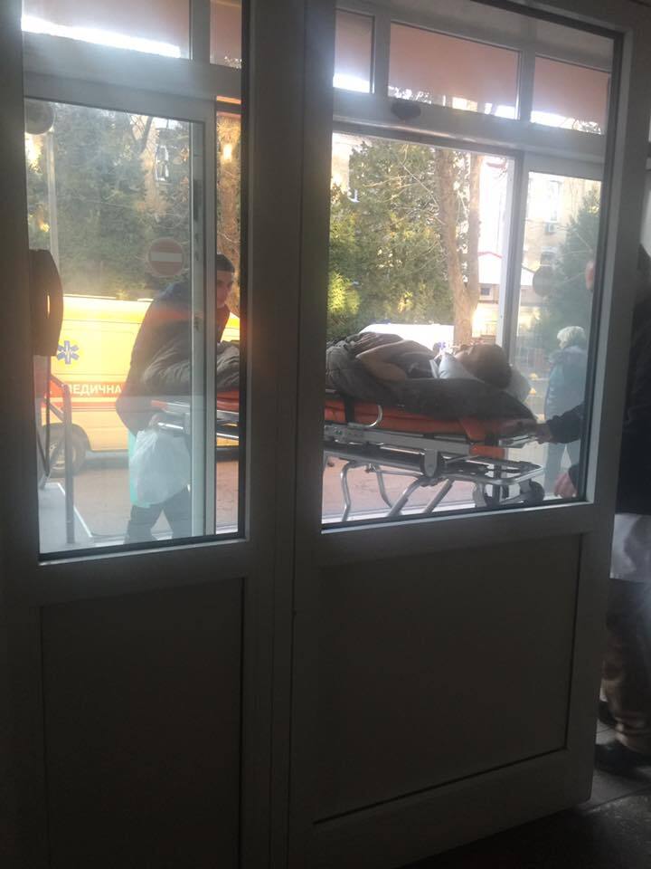 В киевский госпиталь прибыл новый борт с тяжелоранеными бойцами: нужна помощь