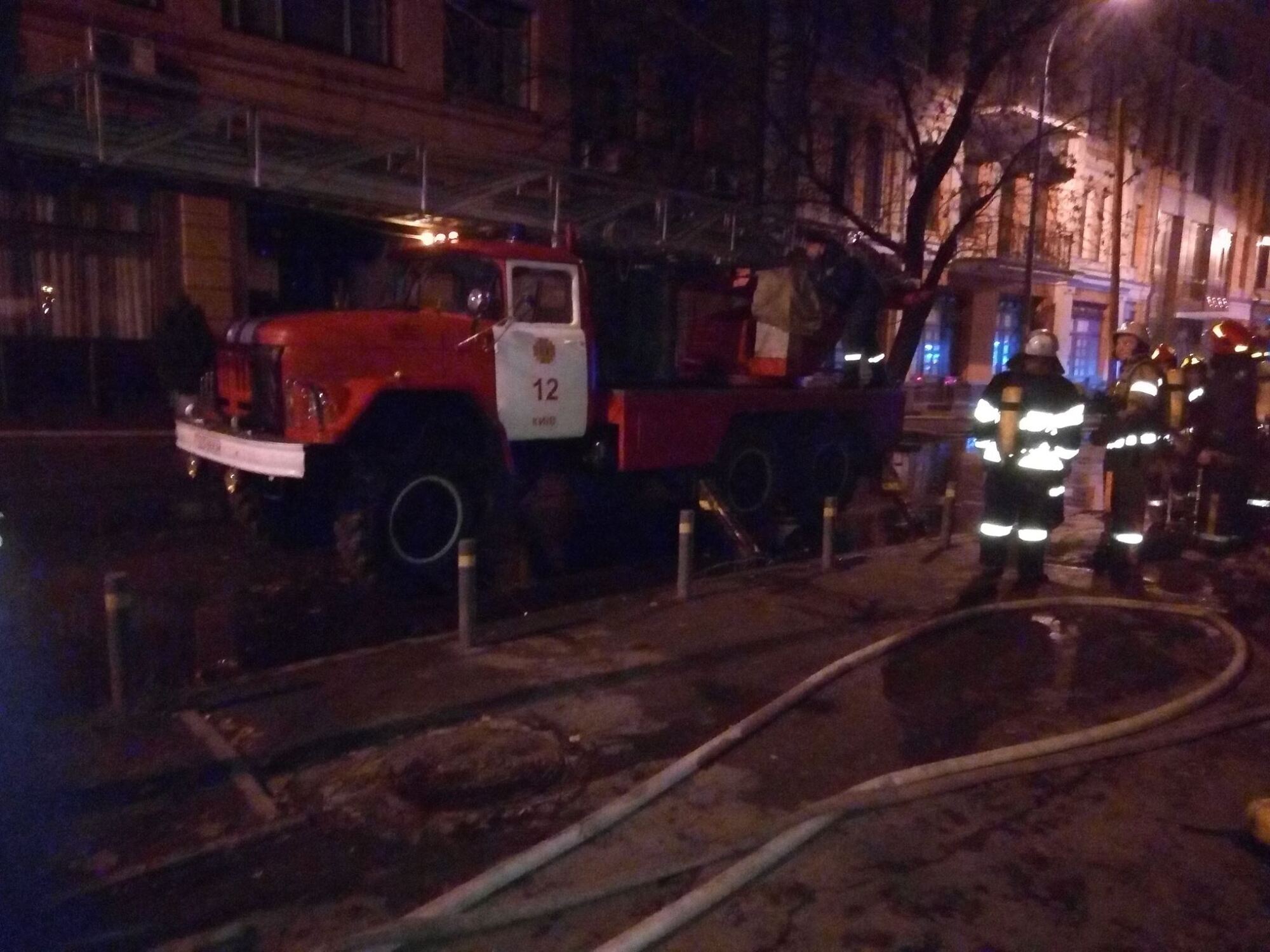 В центре Киева масштабный пожар охватил жилой дом: опубликованы фото и видео