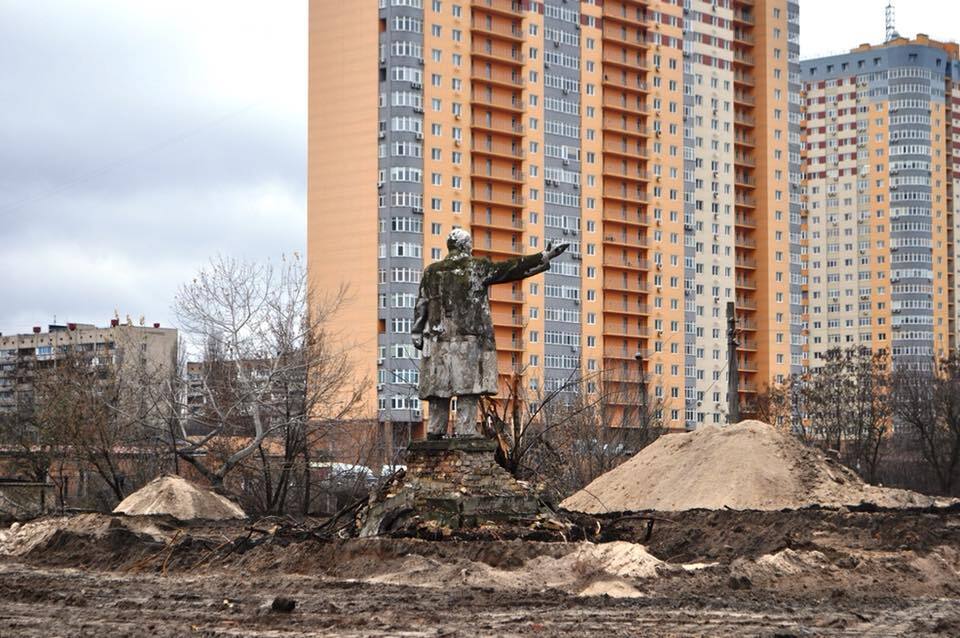 "Как Чикатило и Оноприенко": последний памятник Ленину в Киеве вызвал спор в сети