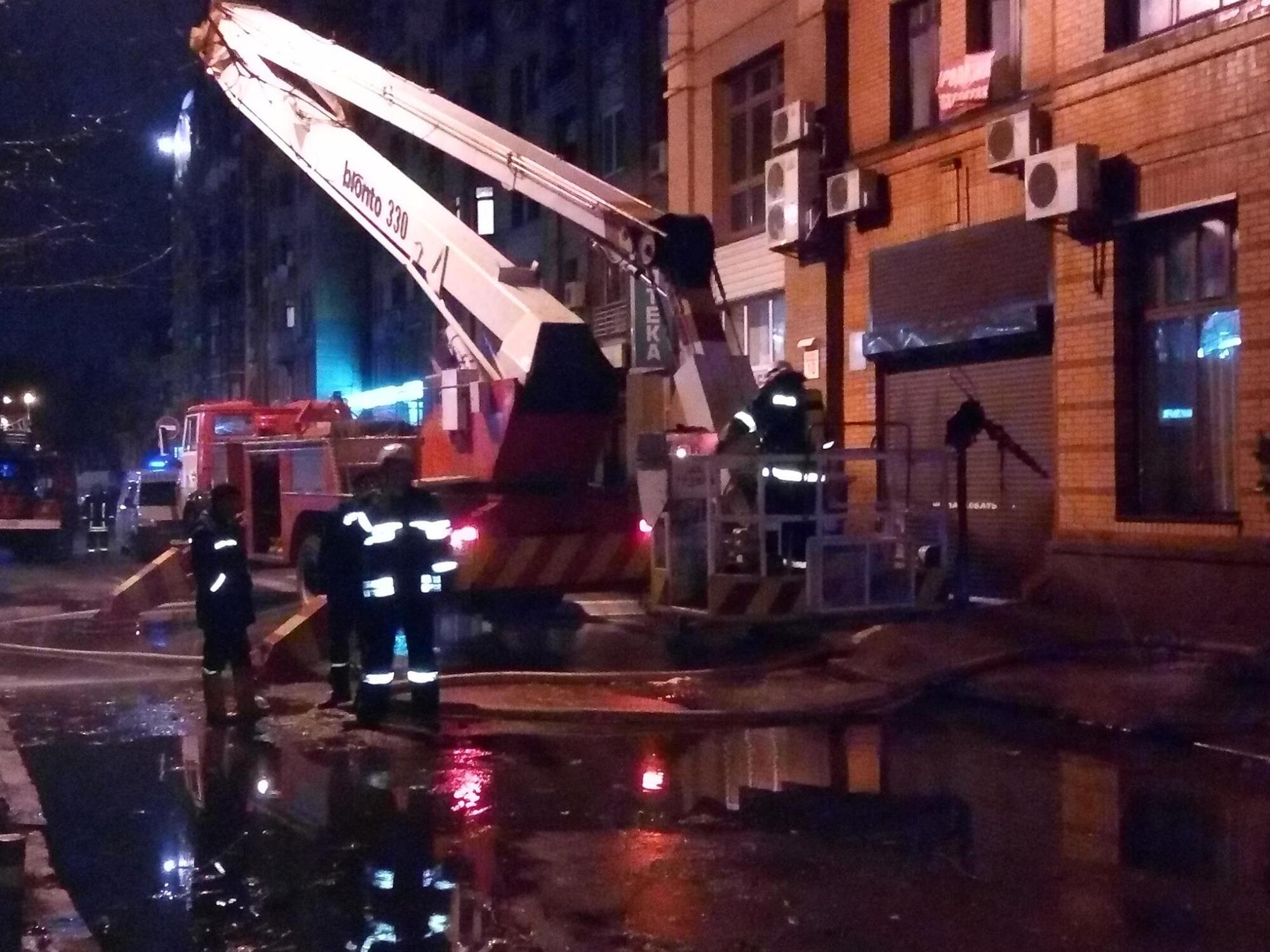 У центрі Києва масштабна пожежа охопила житловий будинок: опубліковані фото і відео
