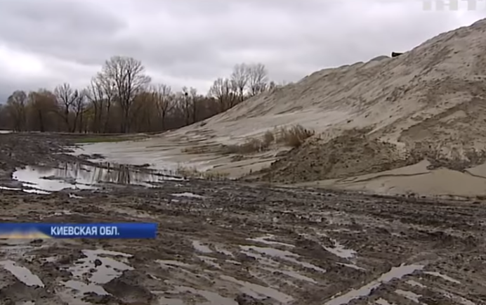 Нелегальная добыча песка под Киевом: активисты объявили войну копателям
