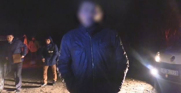 Замотал в одеяло: в Киеве мужчина закопал молодую девушку