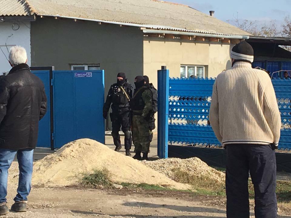 В Крыму оккупанты пришли с обыском к учительнице, преподающей на крымскотатарском языке