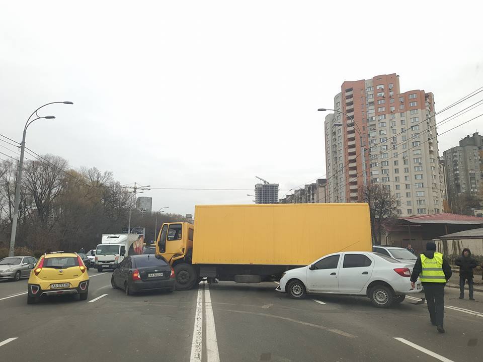 Отказали тормоза: в Киеве грузовик протаранил несколько авто