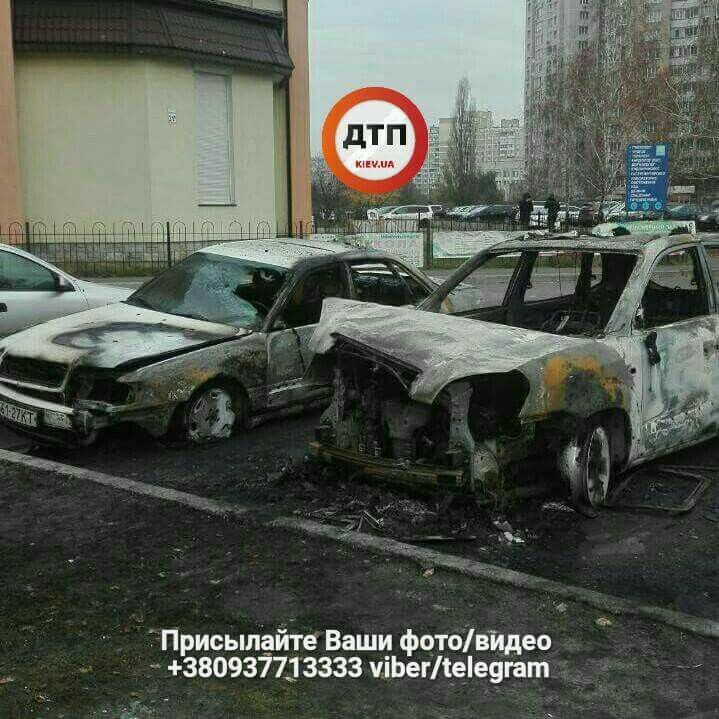 У Києві спалили кілька авто: опубліковані моторошні фото і відео