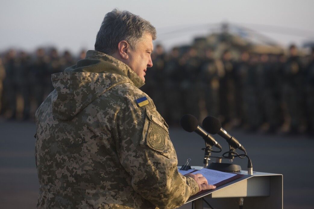 "Непобедимый боевой дух и смелость": Порошенко поздравил морпехов Украины с праздником