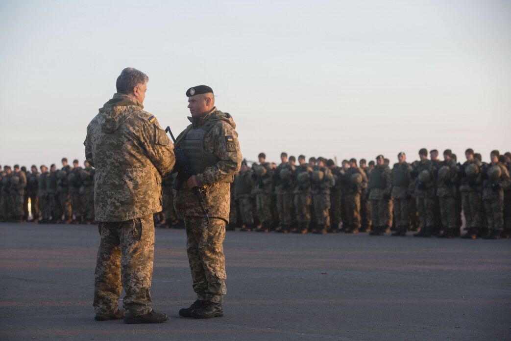 "Непобедимый боевой дух и смелость": Порошенко поздравил морпехов Украины с праздником