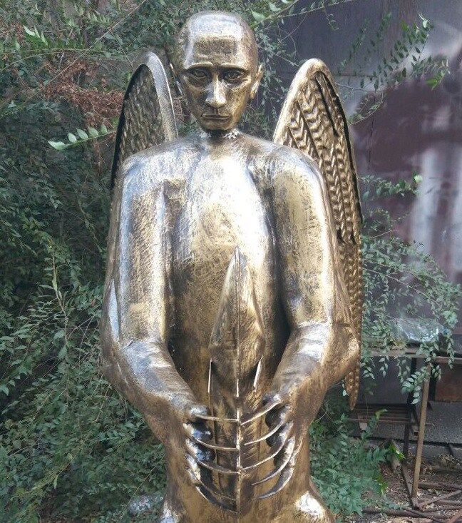 Ведмідь з крилами: в РФ зробили угарну "голу" скульптуру Путіна