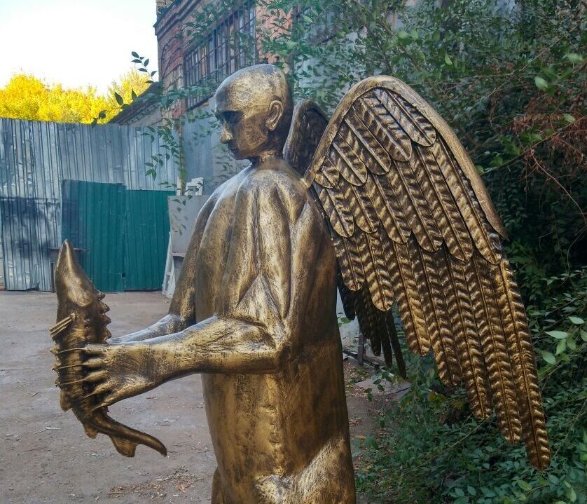 Медведь с крыльями: в РФ сделали угарную "голую" скульптуру Путина