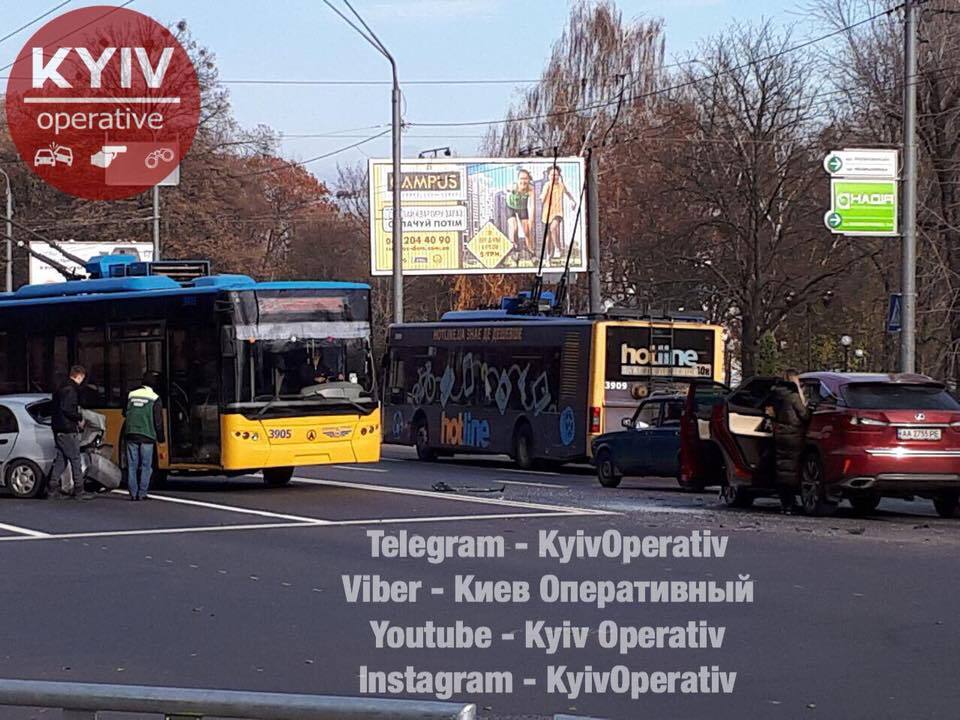 У Києві сталася масштабна ДТП із постраждалими: опубліковані фото