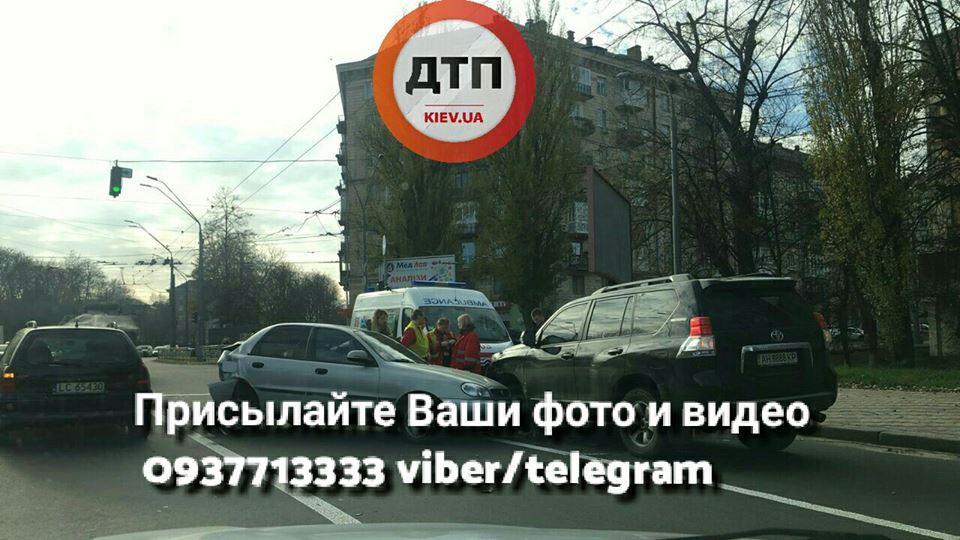 В Киеве произошло масштабное ДТП с пострадавшими: опубликованы фото