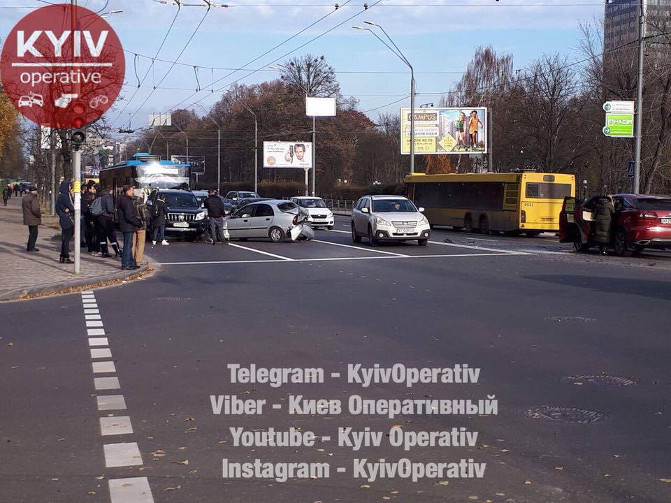 У Києві сталася масштабна ДТП із постраждалими: опубліковані фото