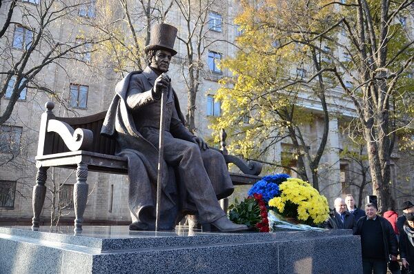 Ярославский подарил Харькову очередной памятник