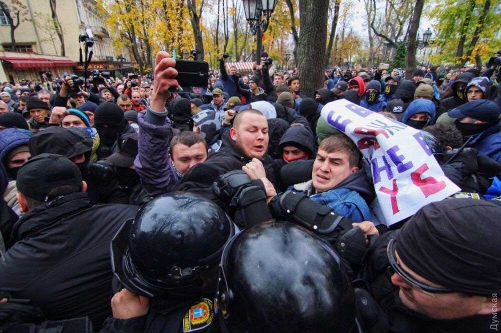 В Одессе вспыхнула массовая драка с полицией: все подробности, фото и видео