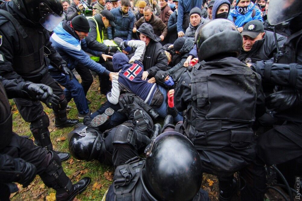 В Одесі спалахнула масова бійка з поліцією: всі подробиці, фото і відео