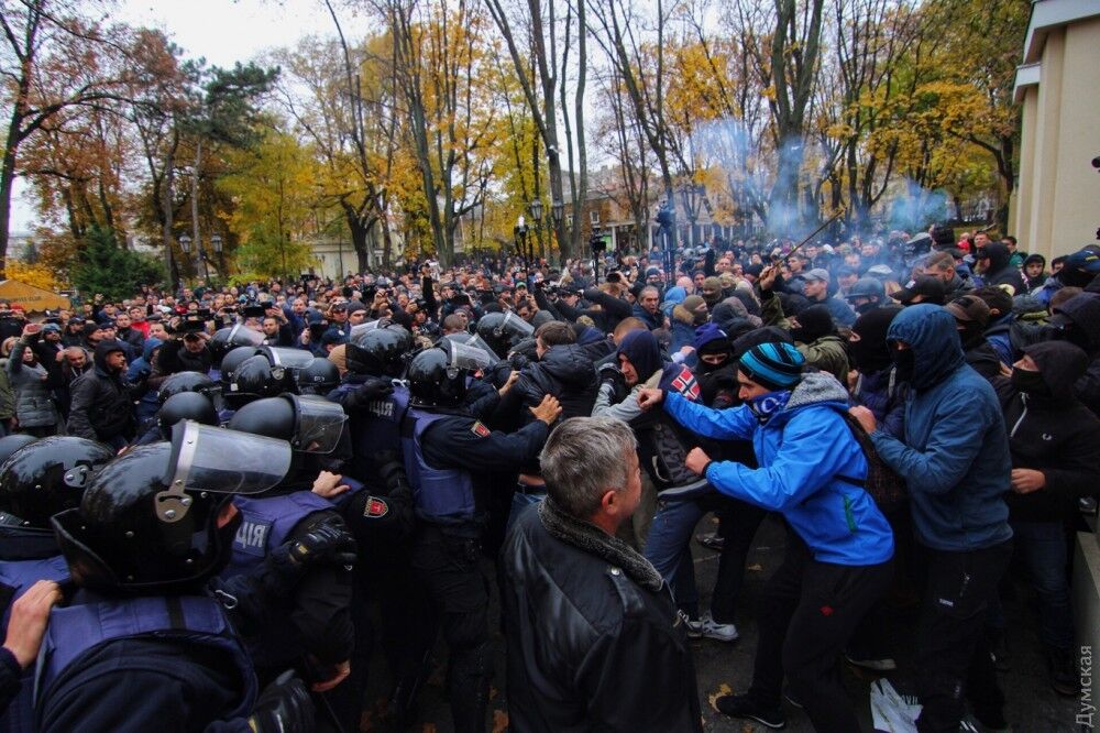 В Одессе вспыхнула массовая драка с полицией: все подробности, фото и видео