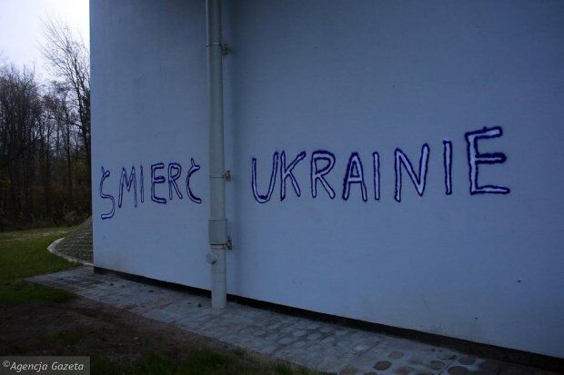 "Смерть Україні": на кордоні з Польщею з'явився образливий напис