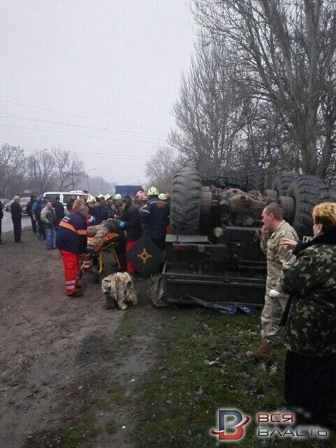 В Запорожье перевернулось авто с военными: есть погибший