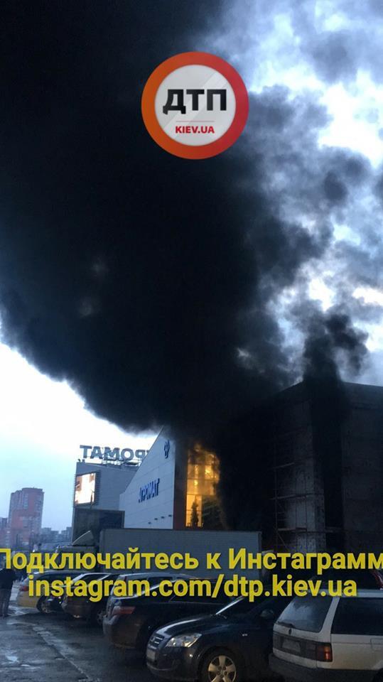 "Дим видно з усього району": у Києві загорівся відомий магазин