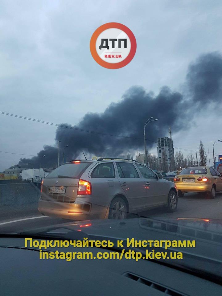 "Дим видно з усього району": у Києві загорівся відомий магазин