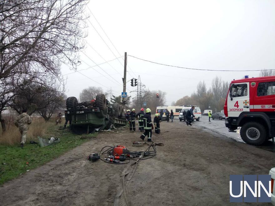 В Запорожье перевернулось авто с военными: есть погибший