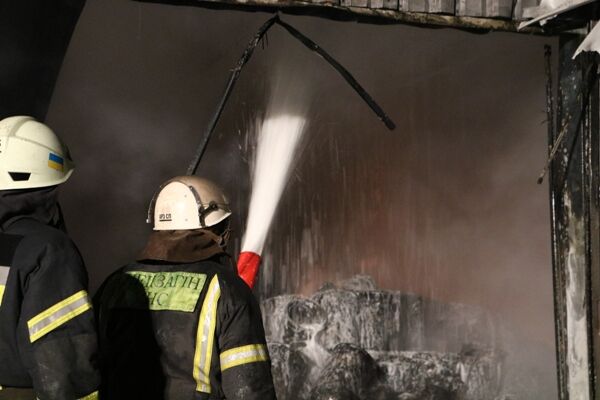 У Києві спалахнула велика пожежа на складах: опубліковані фото та відео