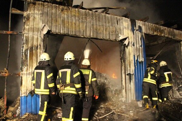 В Киеве вспыхнул крупный пожар на складах: опубликованы фото и видео