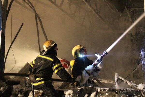 У Києві спалахнула велика пожежа на складах: опубліковані фото та відео