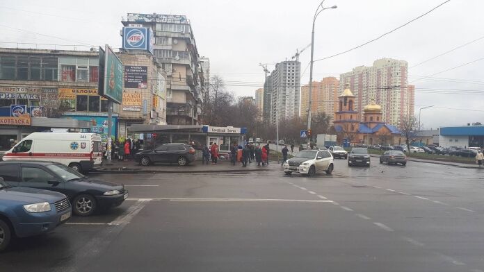 У Києві авто протаранило магазин: є постраждалі