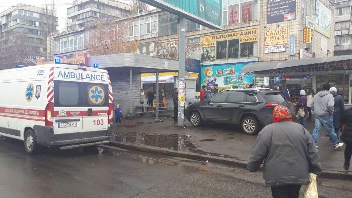 В Киеве авто протаранило магазин: есть пострадавшие