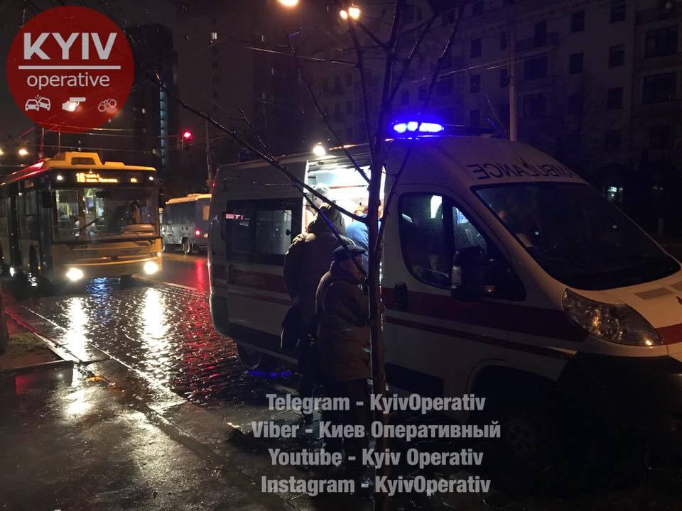 У Києві таксі Uber протаранило тролейбус із пасажирами на зупинці