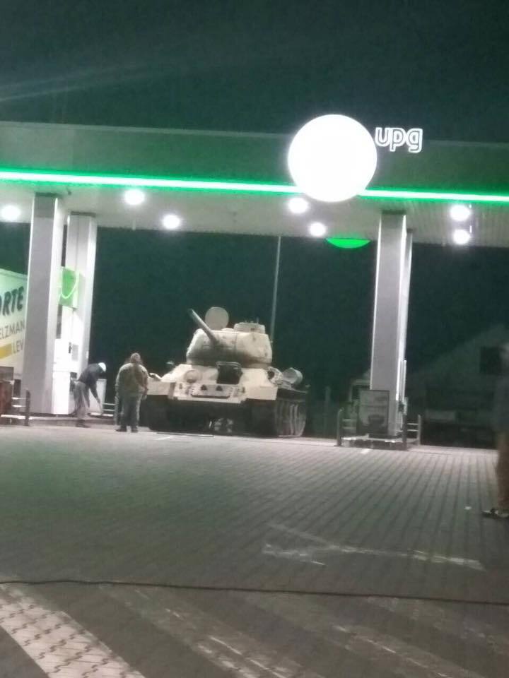 "На Москву?" Сеть ошарашило появление советского танка под Киевом