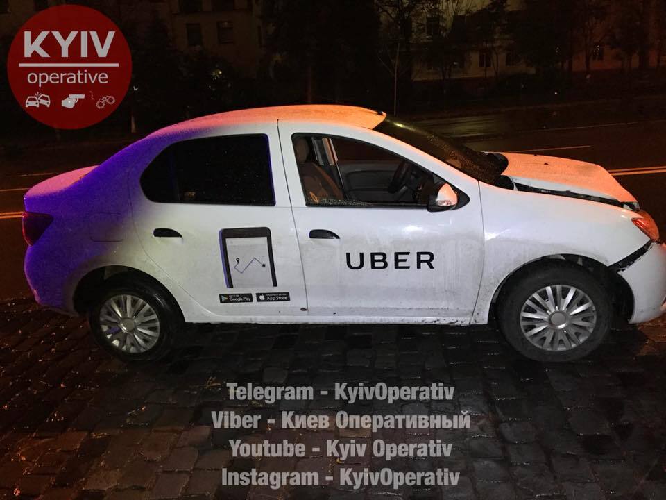 В Киеве такси Uber протаранило троллейбус с пассажирами на остановке: опубликовано видео