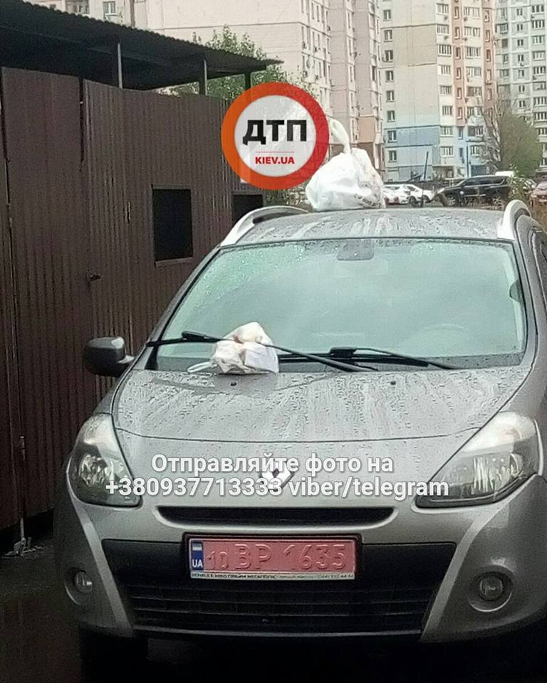Вам подарок! В Киеве разъяренные жители проучили резвого "героя парковки"