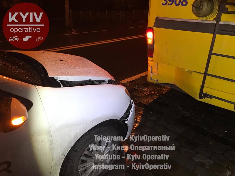 У Києві таксі Uber протаранило тролейбус із пасажирами на зупинці: опубліковано відео