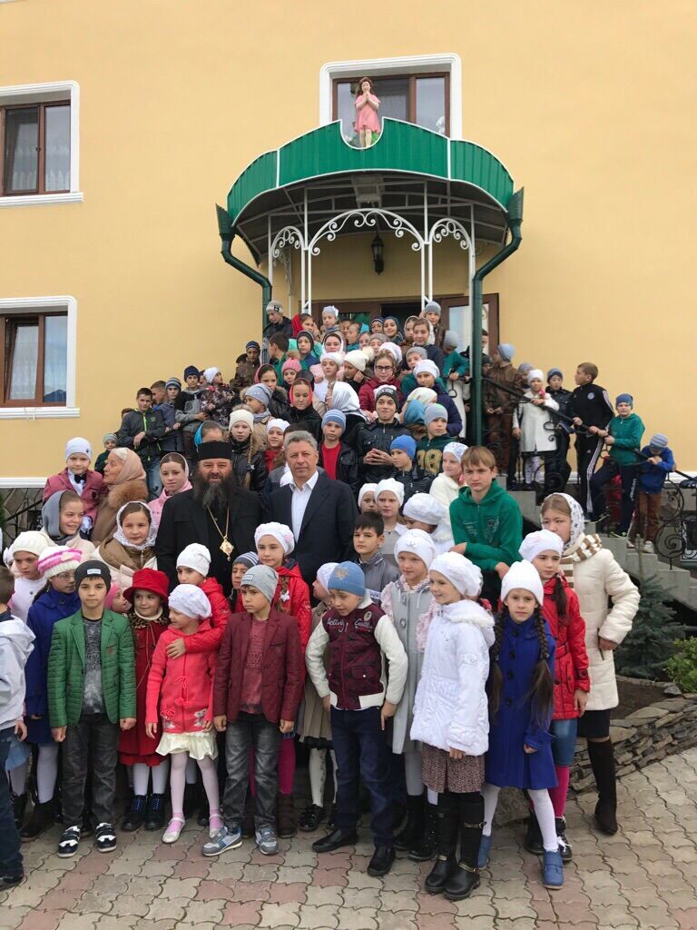 "Опекает и поддерживает с первых дней основания": Бойко посетил детский приют на Буковине