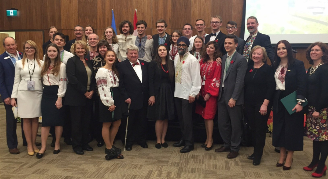 "Слава Украине!" В парламенте Канады прошел яркий флешмоб в вышиванках