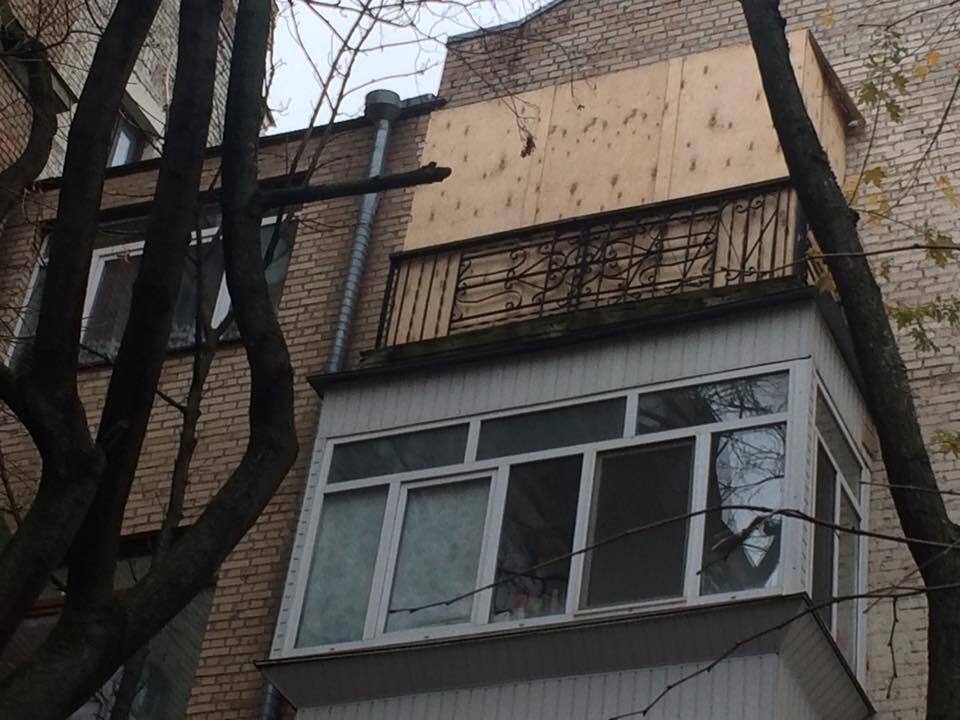 Теплица или курятник? Соцсеть поразил балкон в центре Киева
