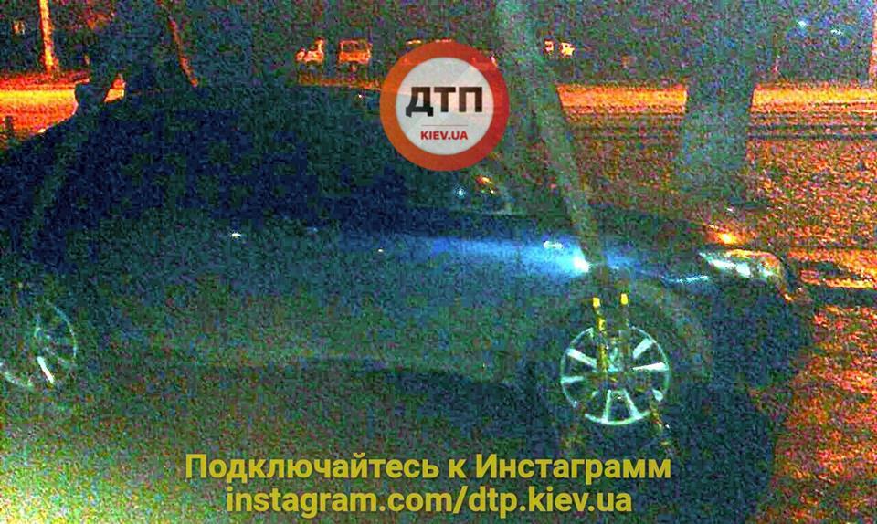 Бросил авто и документы: в Киеве водитель устроил жуткое ДТП и сбежал