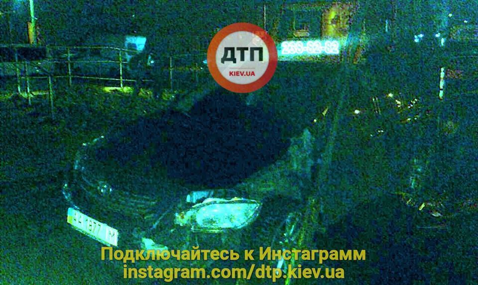 Бросил авто и документы: в Киеве водитель устроил жуткое ДТП и сбежал