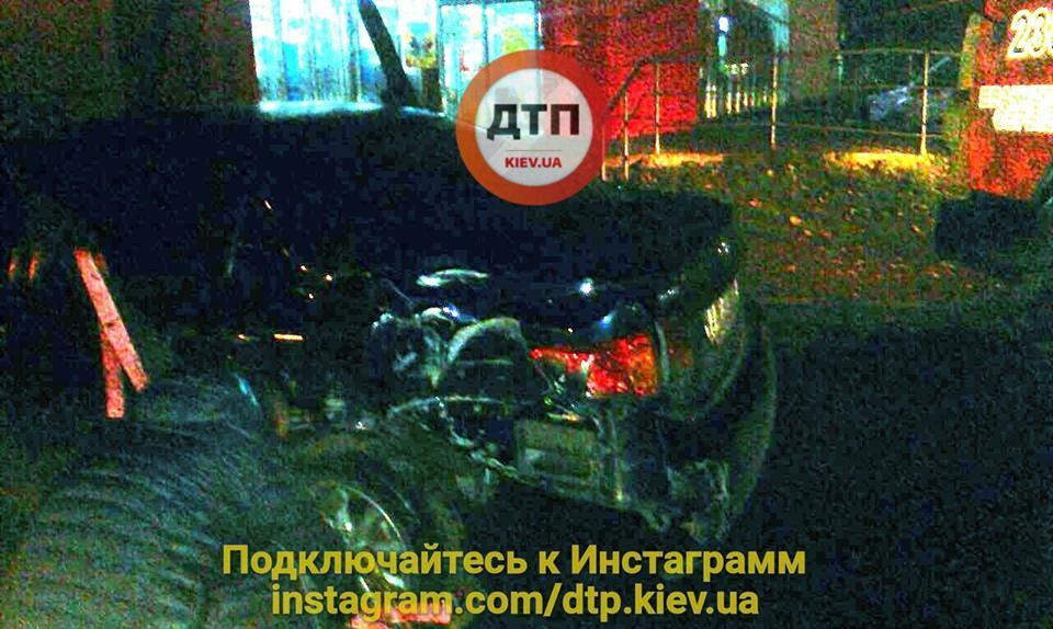 Бросил авто и документы: в Киеве водитель устроил жуткое ДТП и сбежал