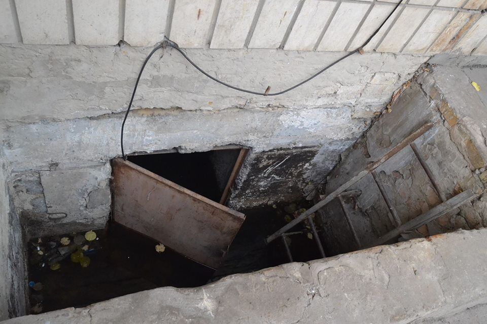Полметра воды, комары и грибок: в доме в центре Киева произошло масштабное ЧП