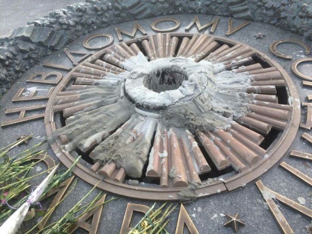 Вічний вогонь у Києві знову залили цементом