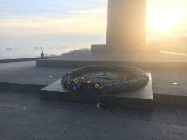 Вічний вогонь у Києві знову залили цементом