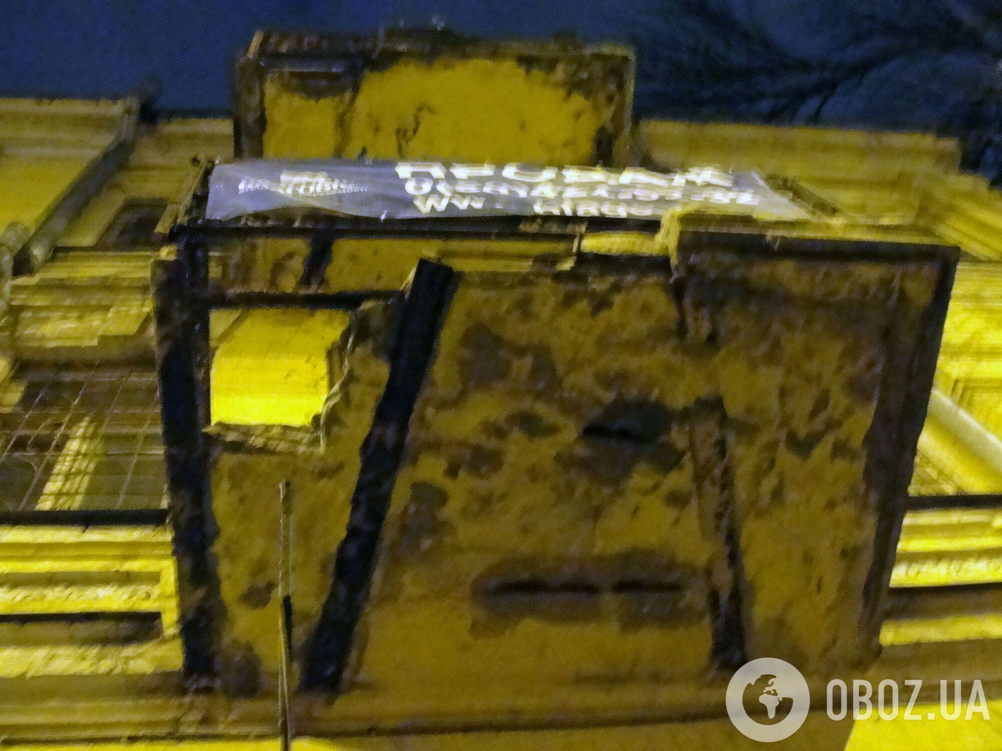 Аварийный балкон на ул. Малая Житомирская ничем не огражден