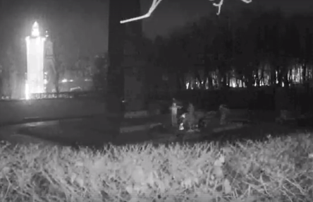 Залившие цементом Вечный огонь в Киеве попали на камеру