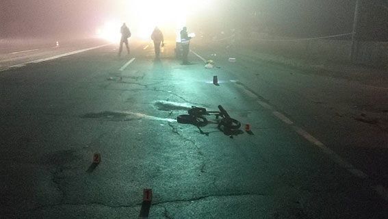 Ужасная трагедия: под Черниговом водитель сбил мать с детьми