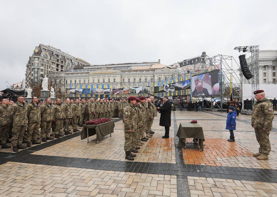 Українські десантники будуть носити берети "кольору крові":  з'явилося фото і відео