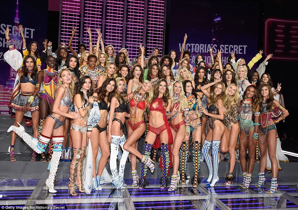 В Китае прошел грандиозный показ Victoria`s Secret с участием мировых звезд: яркие фото